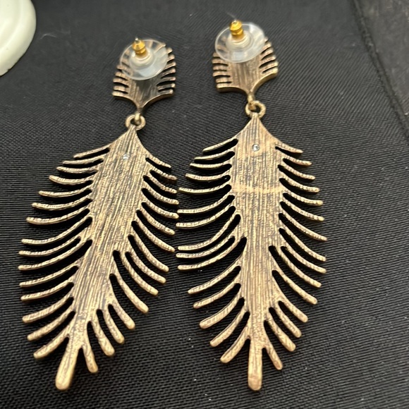 😎3/$20 feather style drop earrings - Picture 6 of 6